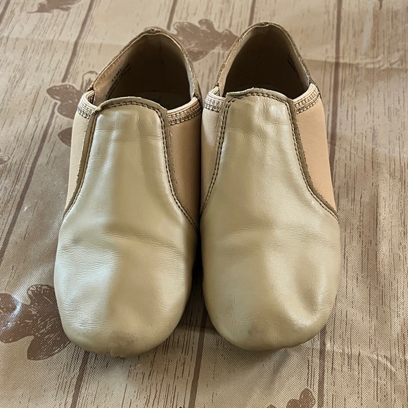 Kids Tan Slip-On jazz Shoes - Picture 1 of 2